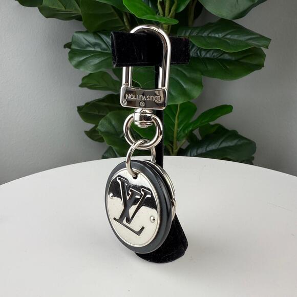 💎✨Authentic Louis Vuitton LV Cut Circle Key Holder - Picture 1 of 3